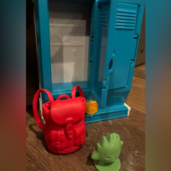 Mattel DC Super Hero Girls X-Ray Supergirl Doll Set w/ School Locker - Picture 6 of 10